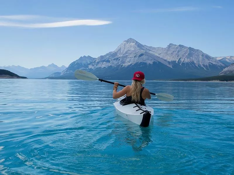 girl-kayaking-in-the-middle-of-a-lake
